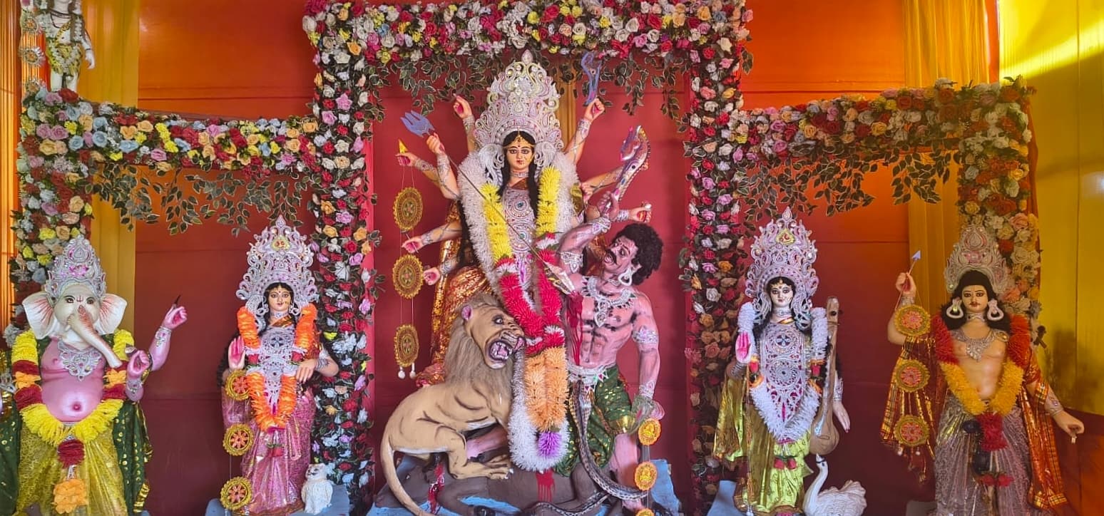 Giridih News : पंडालों के पट खुलते ही माता रानी के दर्शन को उमड़े श्रद्धालु