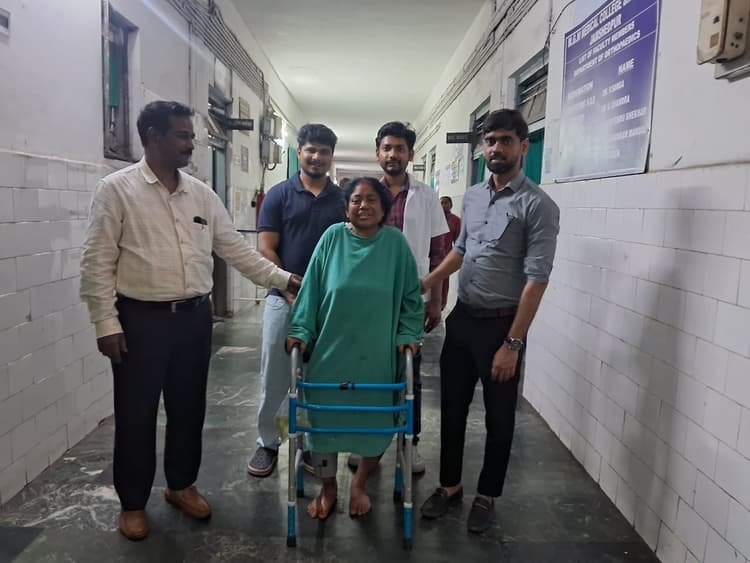 Jamshedpur News : एमजीएम अस्पताल में पहली बार घुटने का हुआ प्रत्यारोपण, दो घंटे में चलने लगी मरीज