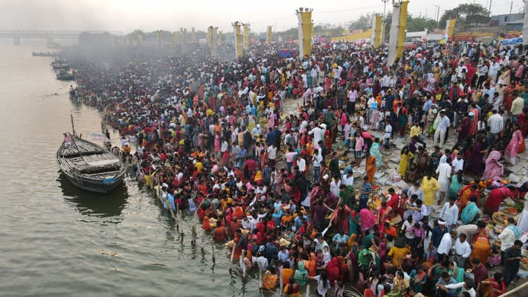 Patna News : उगते सूर्य को अर्घ देने के साथ ही संपन्न हुआ छठ महापर्व