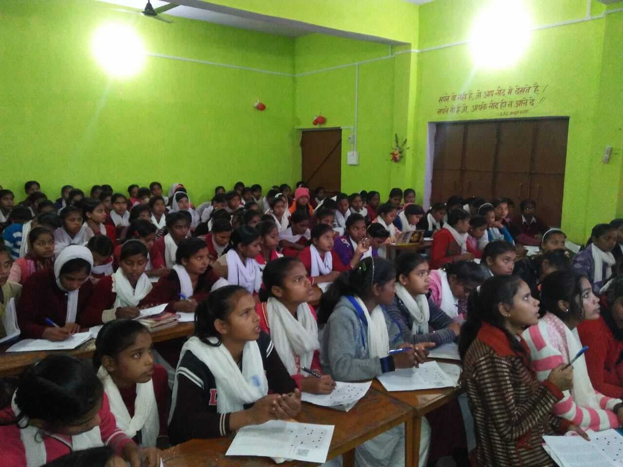 आठ कमरों में होती है 1700 छात्राओं की पढ़ाई