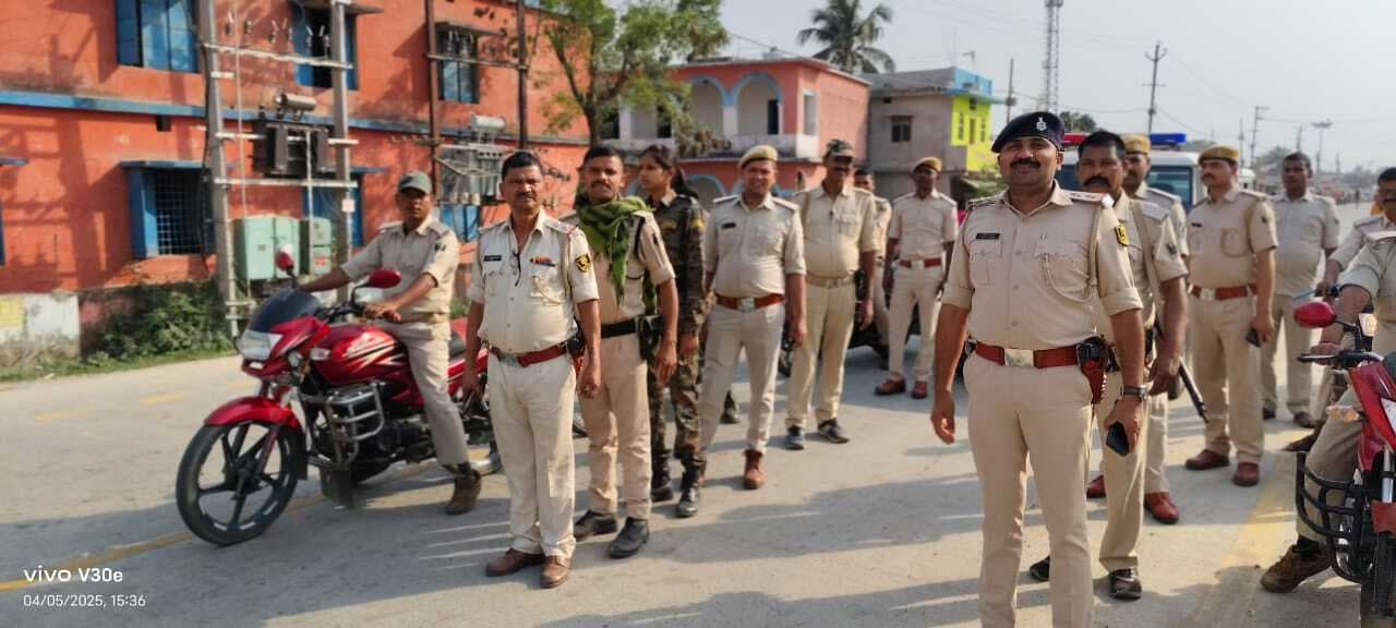 पुलिस ने निकाला फ्लैग मार्च