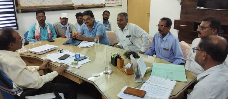 चितरा: मांगों को लेकर आरसीएमएस व प्रबंधन के बीच हुई वार्ता
