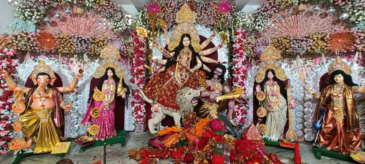 चैती दुर्गापूजा : मां के आठवें स्वरूप महागौरी की हुई पूजा अर्चना, खोइछा भरने के लिए मंदिर में अहले सुबह से महिलाओं की लगी रही भीड़