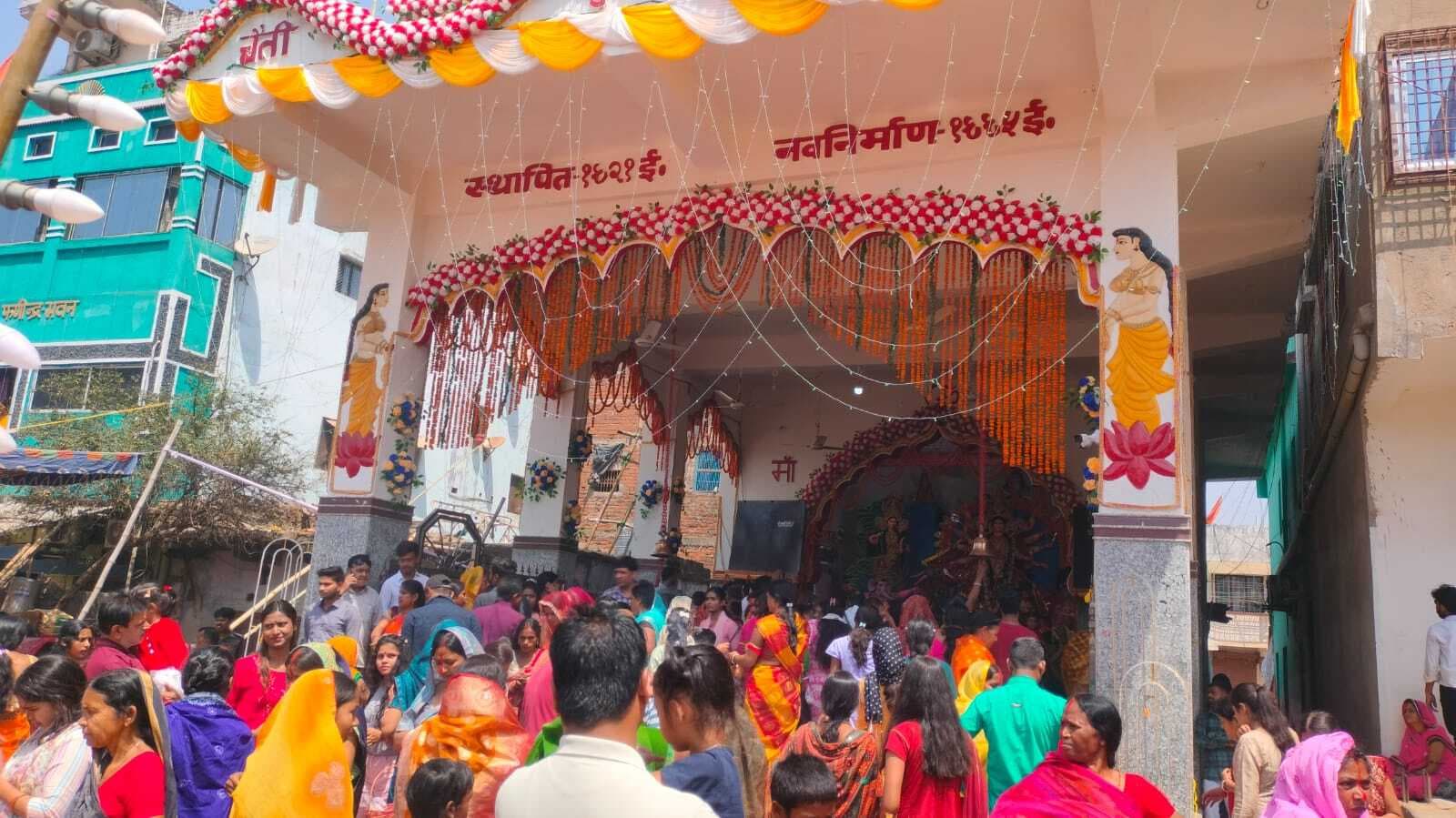 तीन महिलाओं के गले से चेन की चोरी