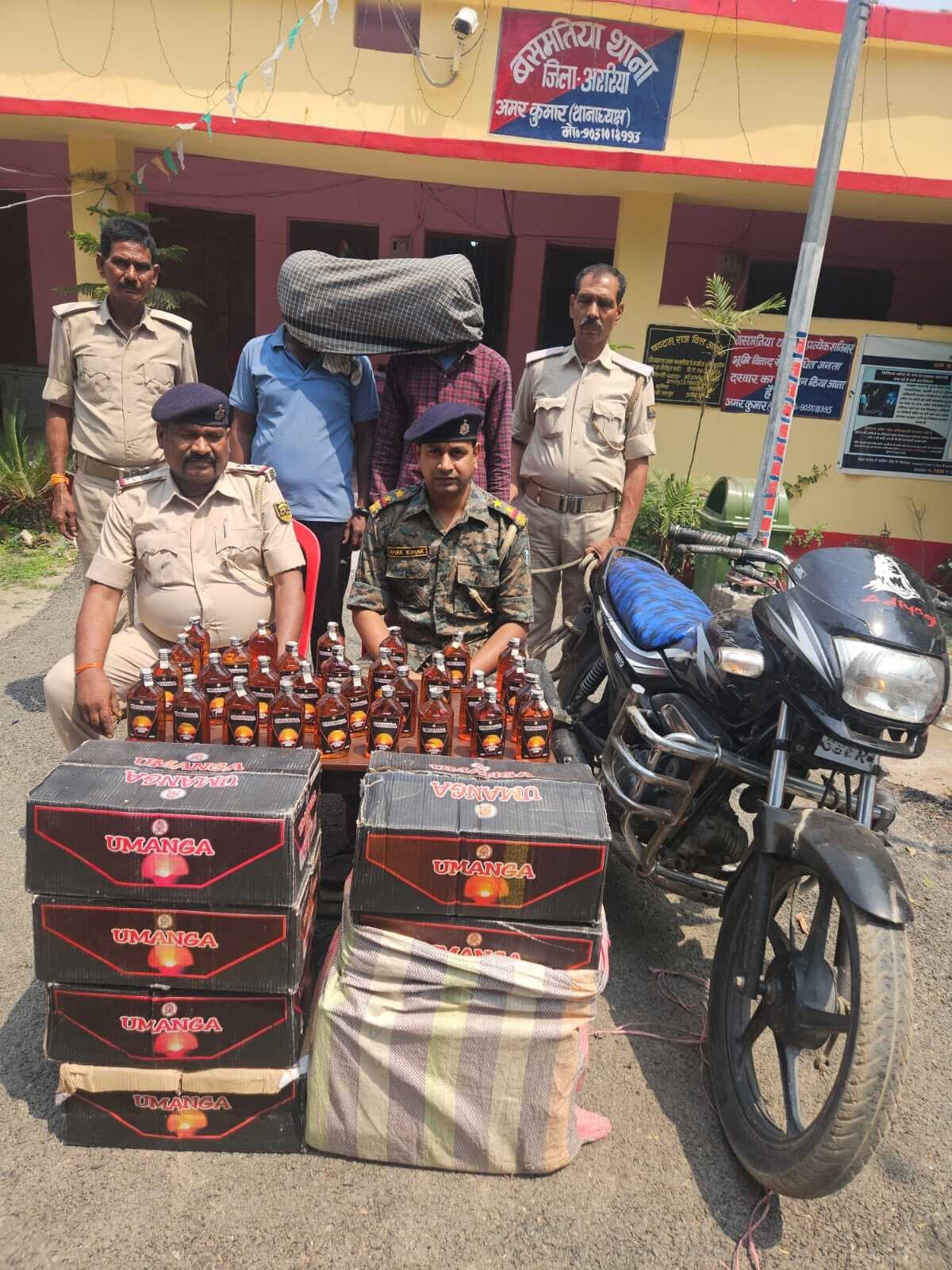 240 बोतल शराब के साथ दो तस्कर गिरफ्तार