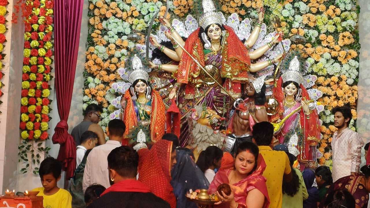 महाअष्टमी पर दुर्गा मंदिरों में उमड़ी भीड़, महिलाओं ने रखा व्रत