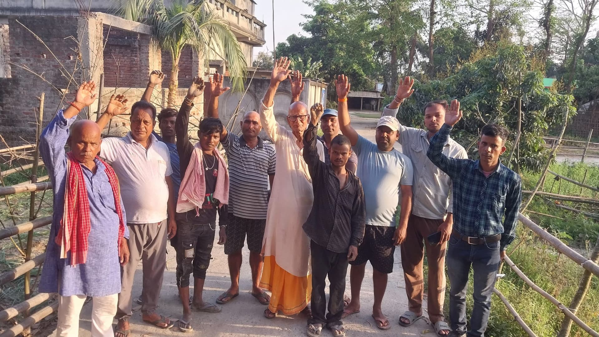 जर्जर सड़क से परेशान ग्रामीणों ने किया प्रदर्शन