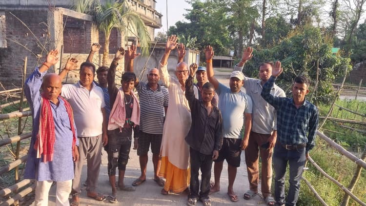 जर्जर सड़क से परेशान ग्रामीणों ने किया प्रदर्शन