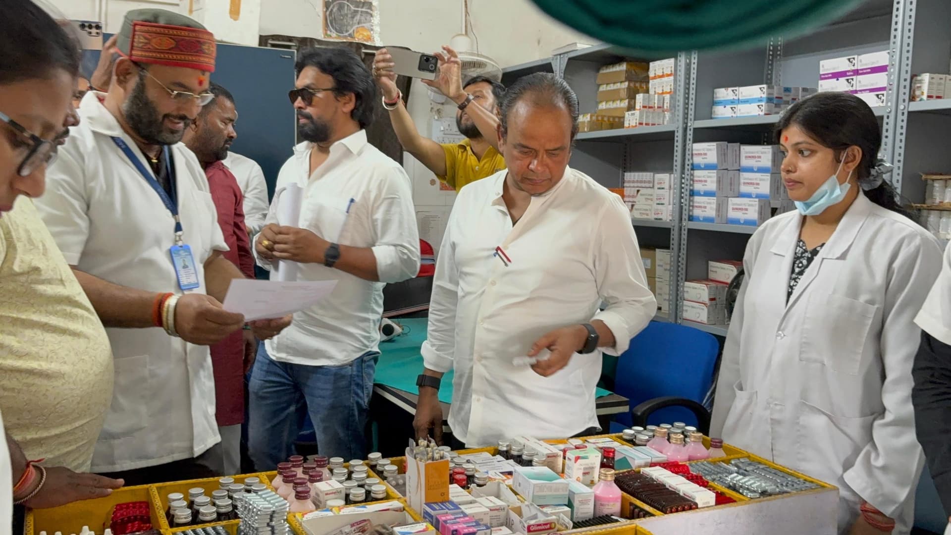 deoghar news : सदर अस्पताल की व्यवस्था देख संतुष्ट हुूए मंत्री, कहा : काम करने वालों को देंगे सम्मान, लापरवाह होंगे बाहर
