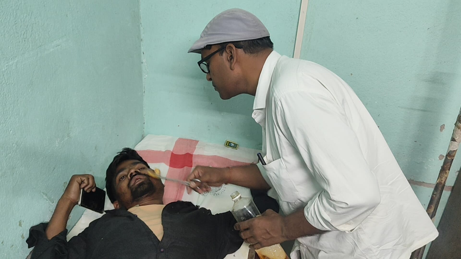 सड़क दुर्घटना में चाची-भतीजा घायल
