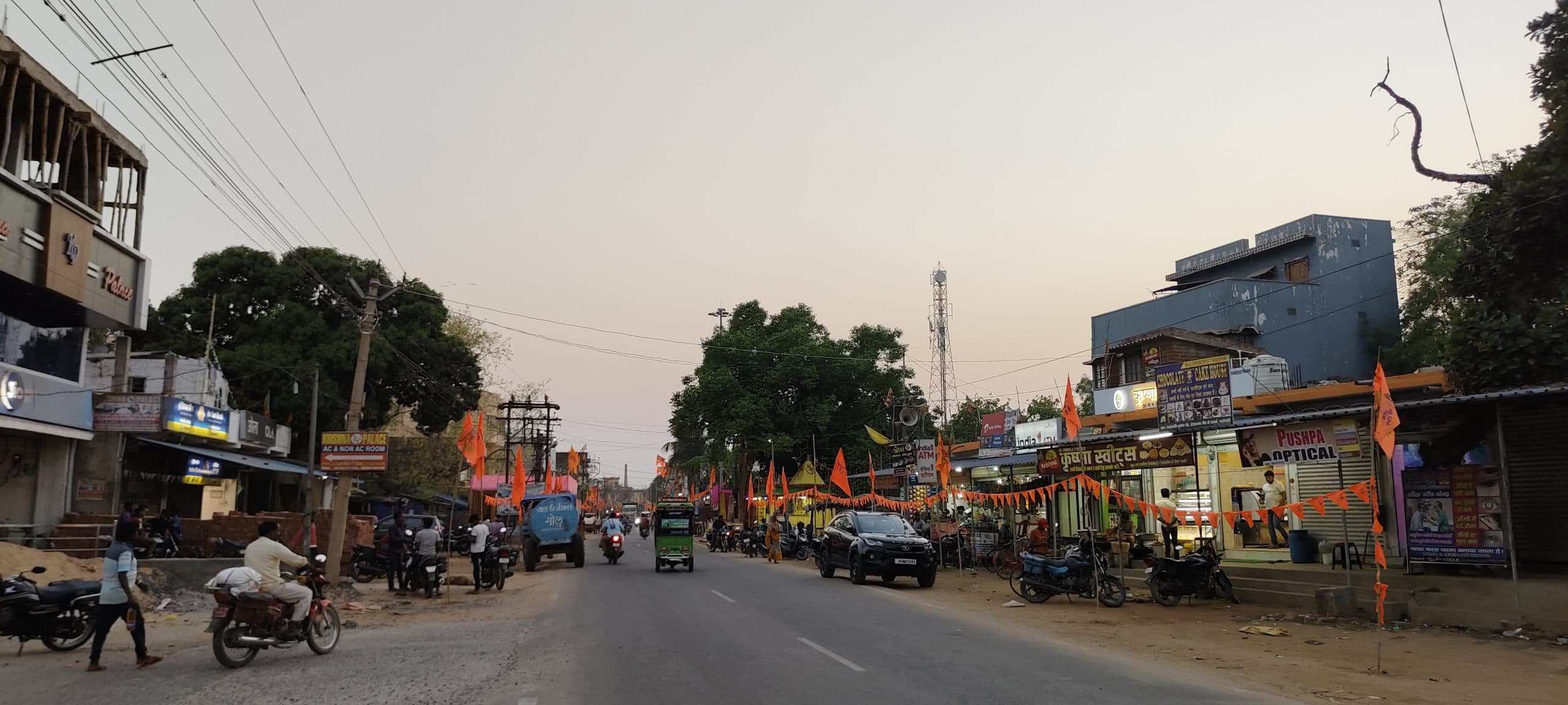 बजरंगी पताका से पटा पालोजोरी बाजार