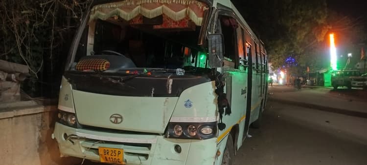 अनियंत्रित बस दुकान में घुसी, महिला जख्मी