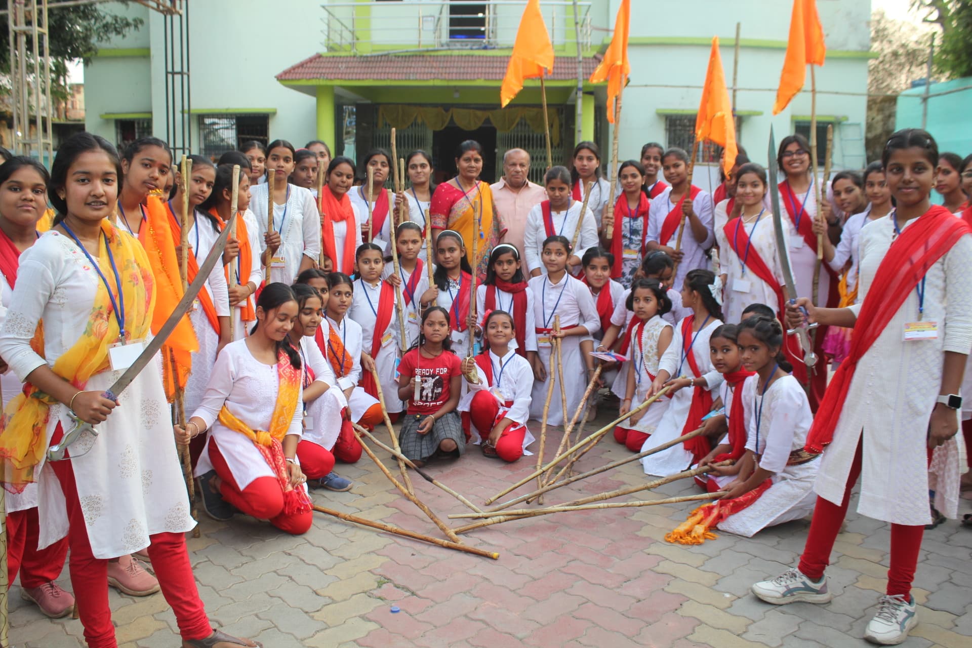 Giridih News : बालिकाओं ने निकाली शौर्य रैली, किया शौर्य प्रदर्शन