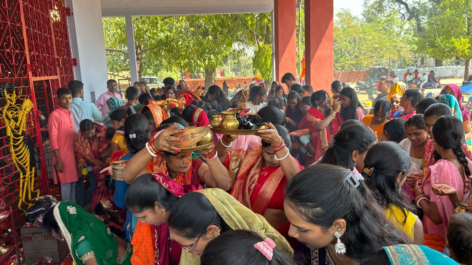 Giridih News : महागौरी की पूजा करने मंदिरों में उमड़ा जनसैलाब
