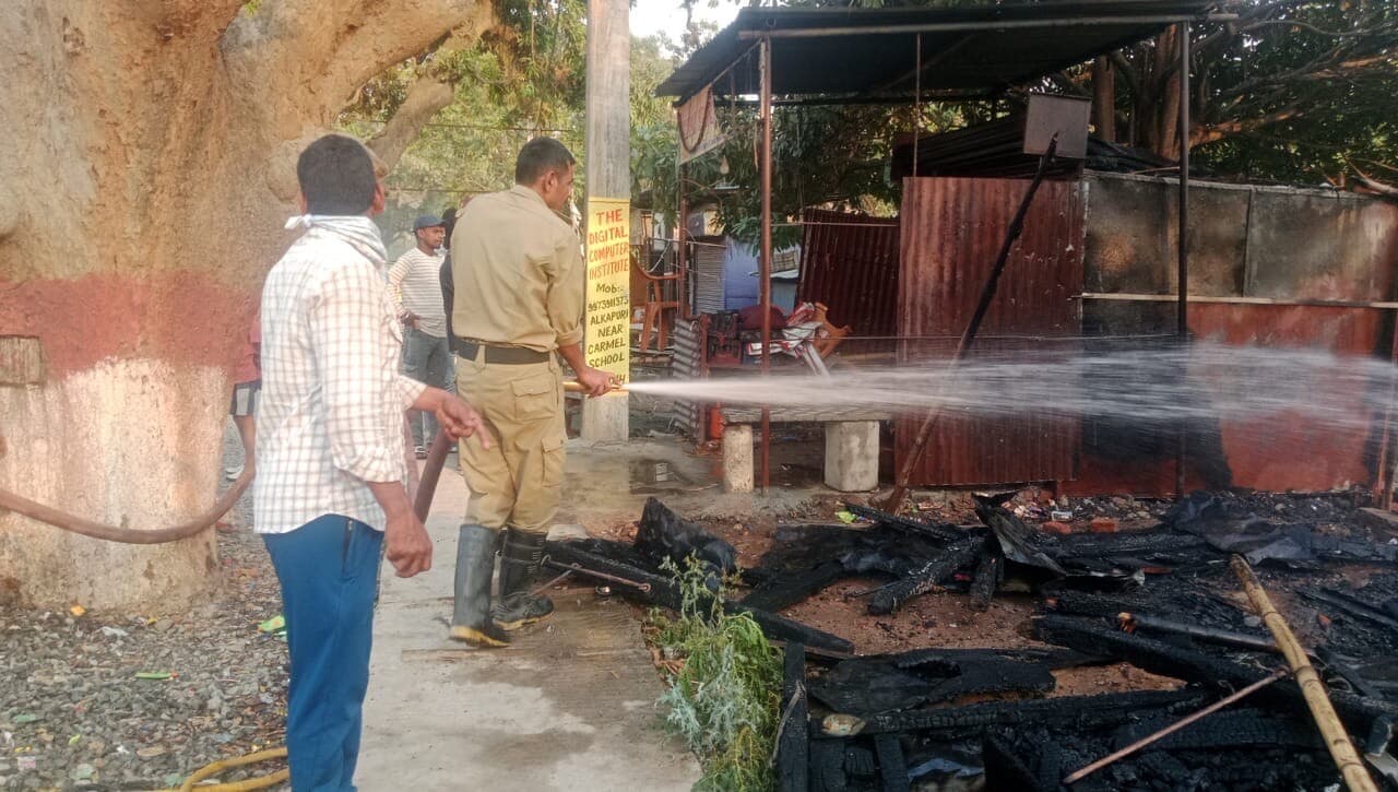 Giridih News : तीन गुमटियों में लगी आग