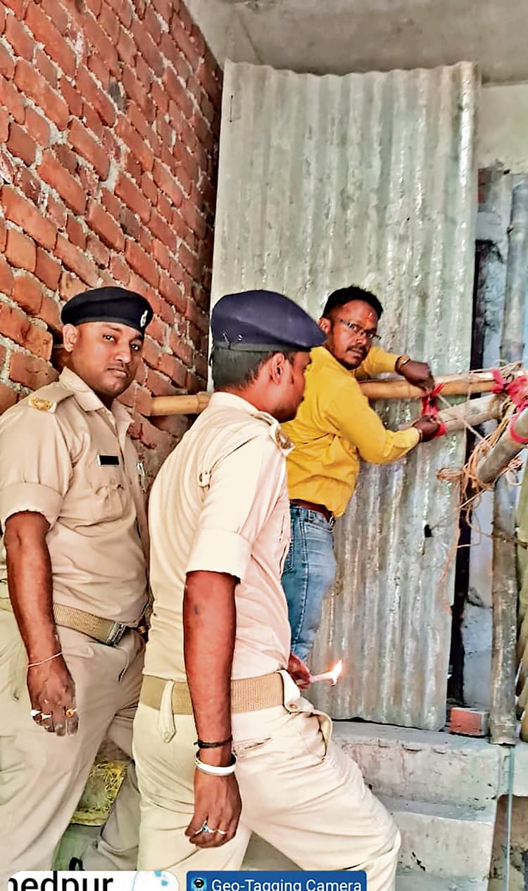 Jamshedpur News : गोलमुरी, भालूबासा में जेएनएसी ने 7 भवनों को किया सील