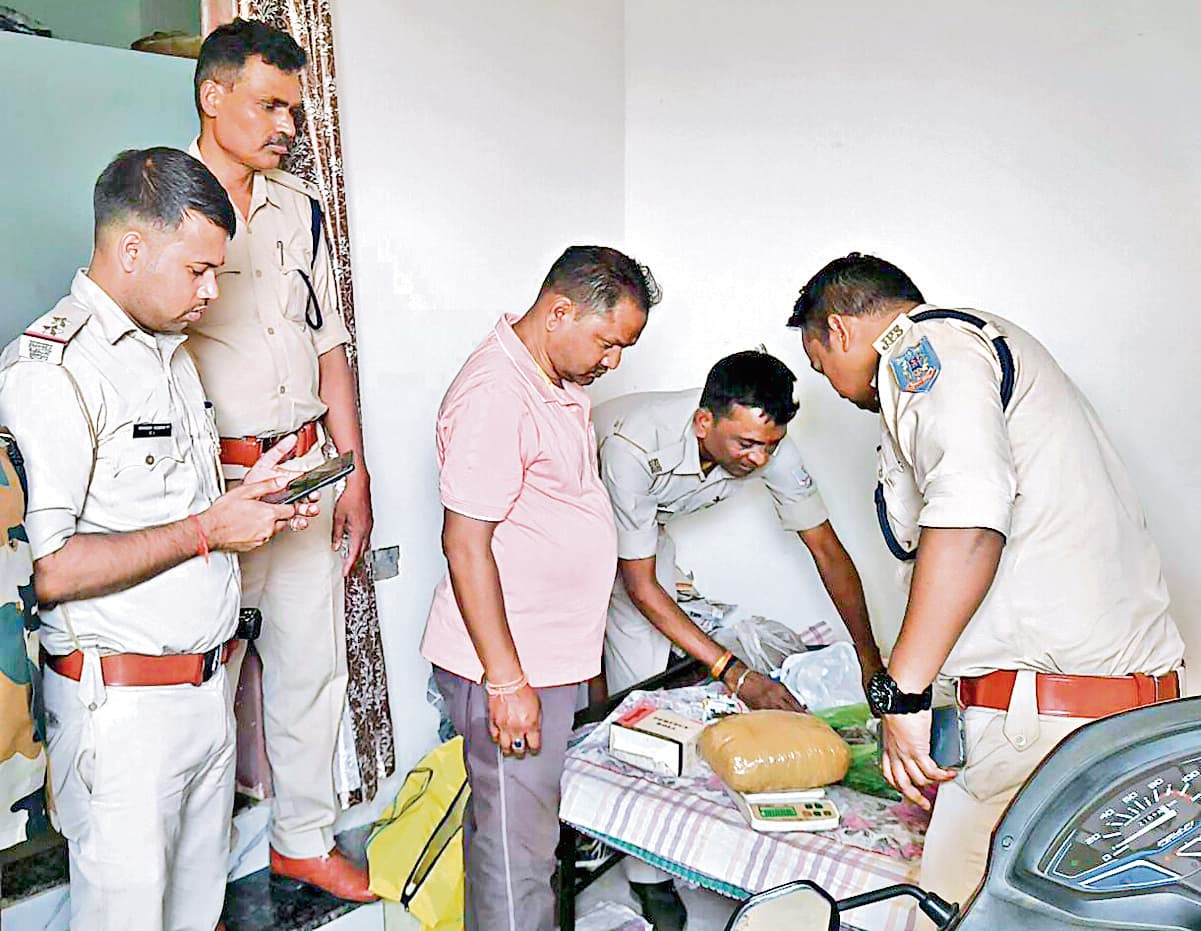 Ranchi News : छह किलो गांजा के साथ चार हिरासत में