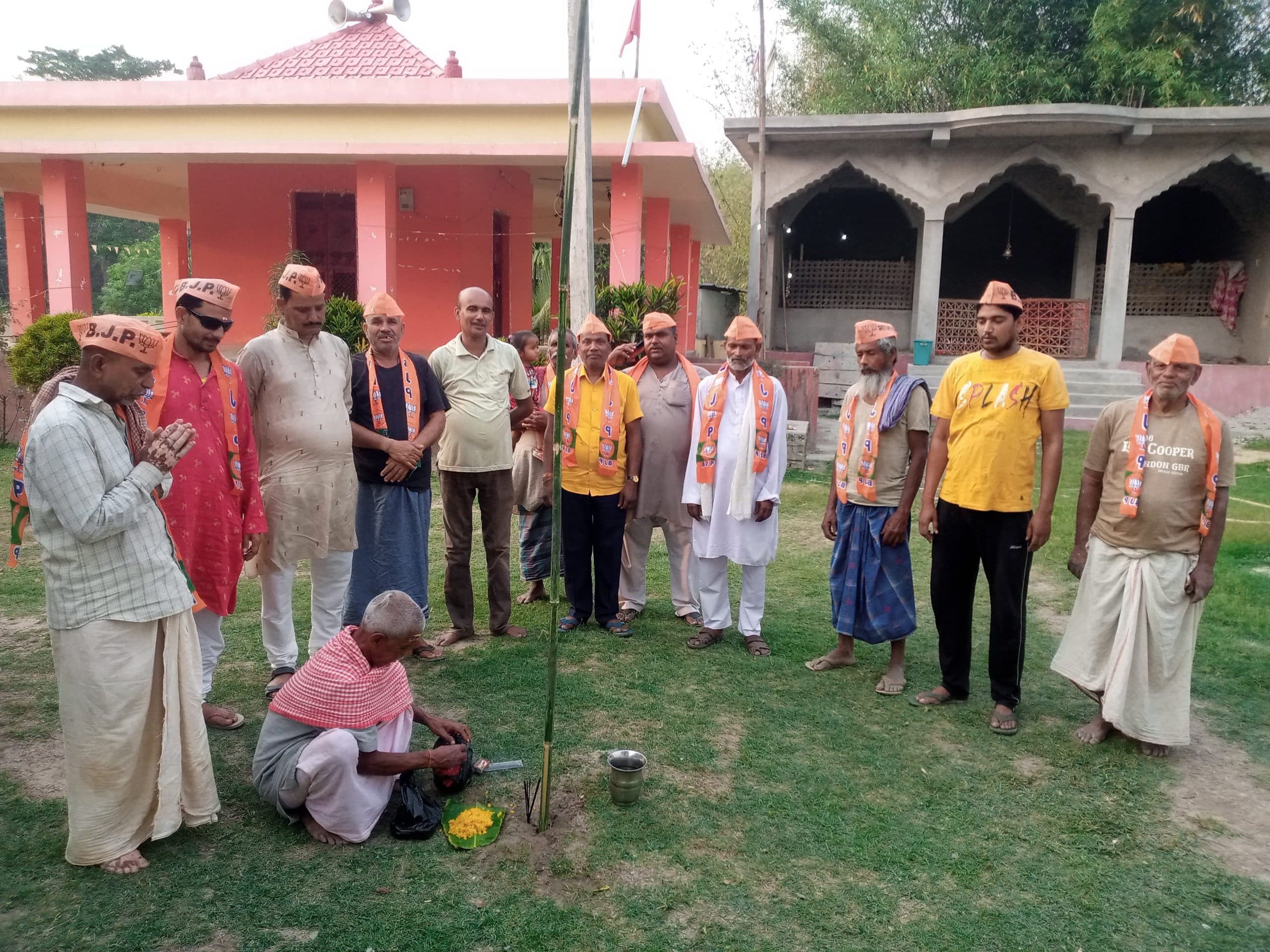 बीजेपी के स्थापना दिवस पर कार्यकर्ताओं फहराया पार्टी का झंडा