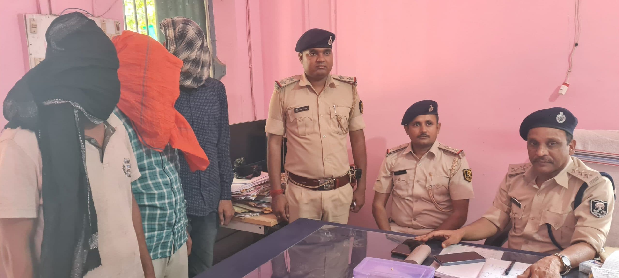 छिनतई का 1.30 लाख रुपये के साथ डिलीवरी ब्वॉय सहित तीन गिरफ्तार