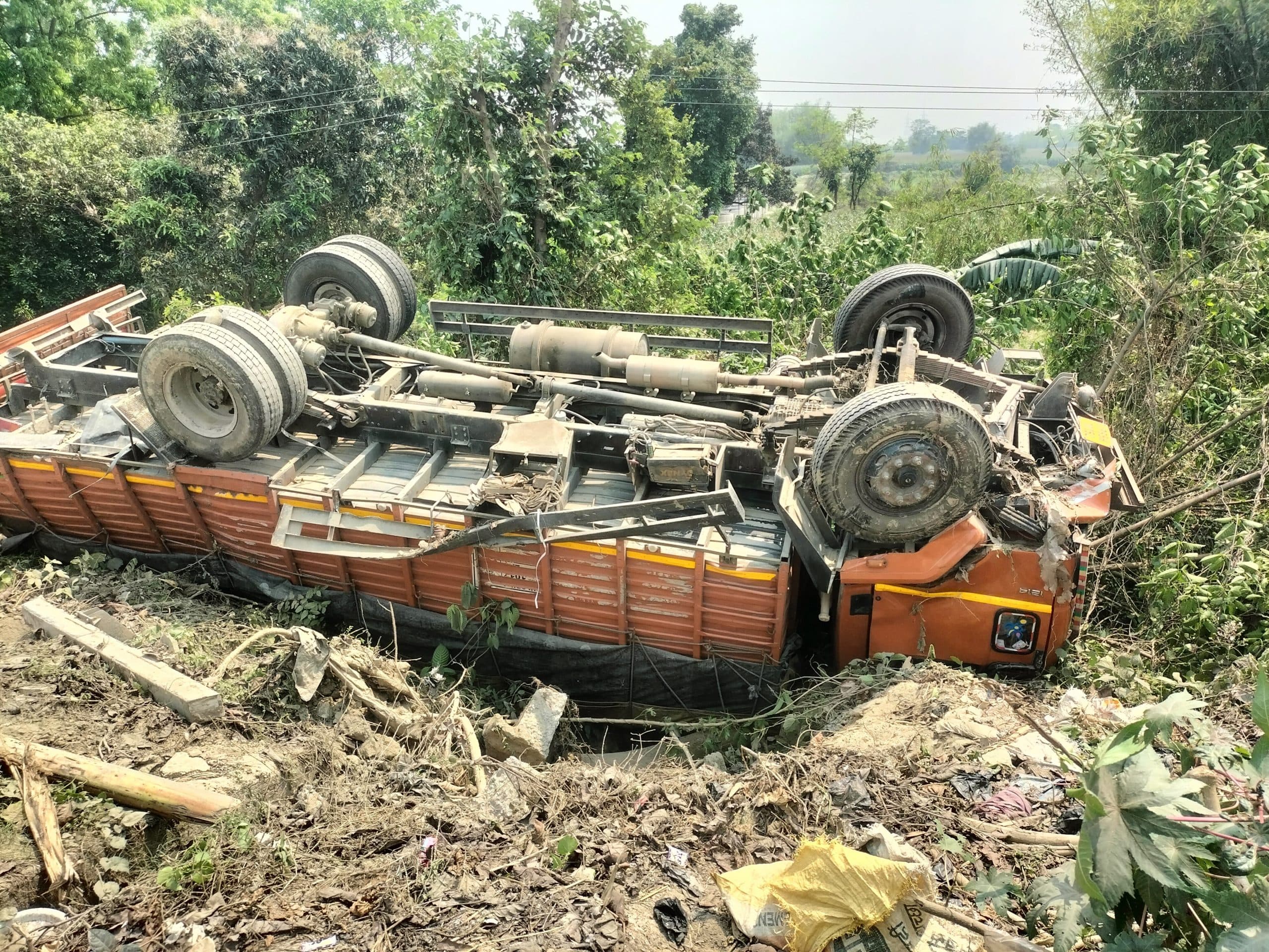 तंबाकू लोड ट्रक पलटा, बाल-बाल बचे चालक