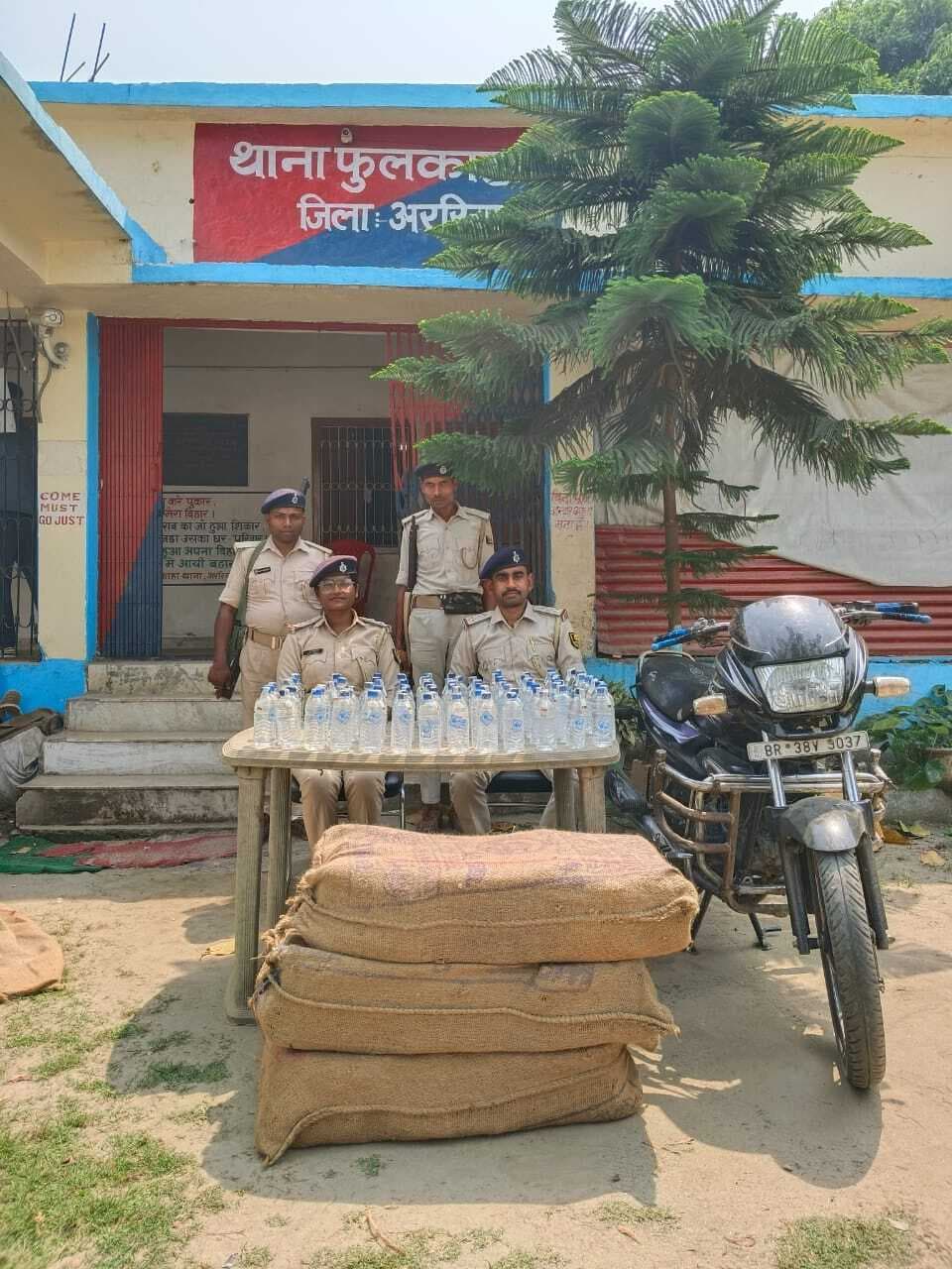 360 बोतल नेपाली शराब के साथ एक बाइक जब्त, तस्कर फरार