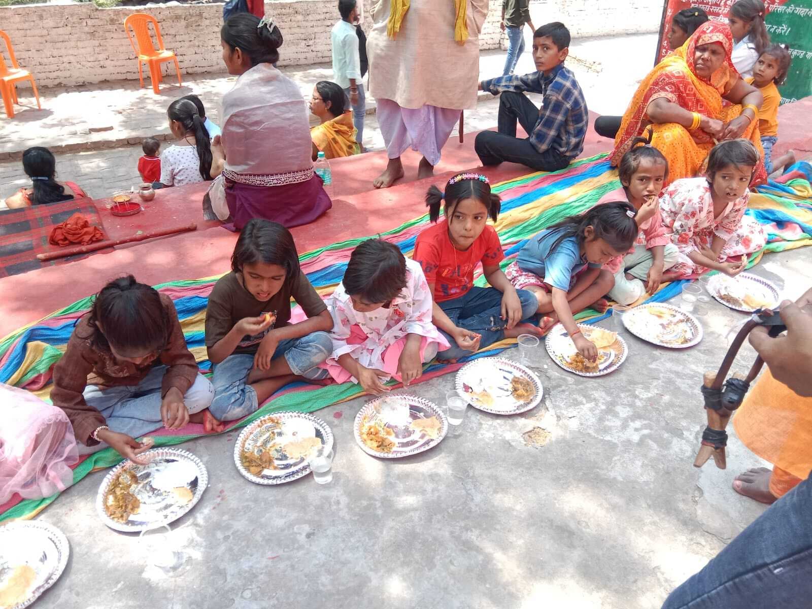 भंडारे में हजारों श्रद्धालुओं ने पाया महाप्रसाद