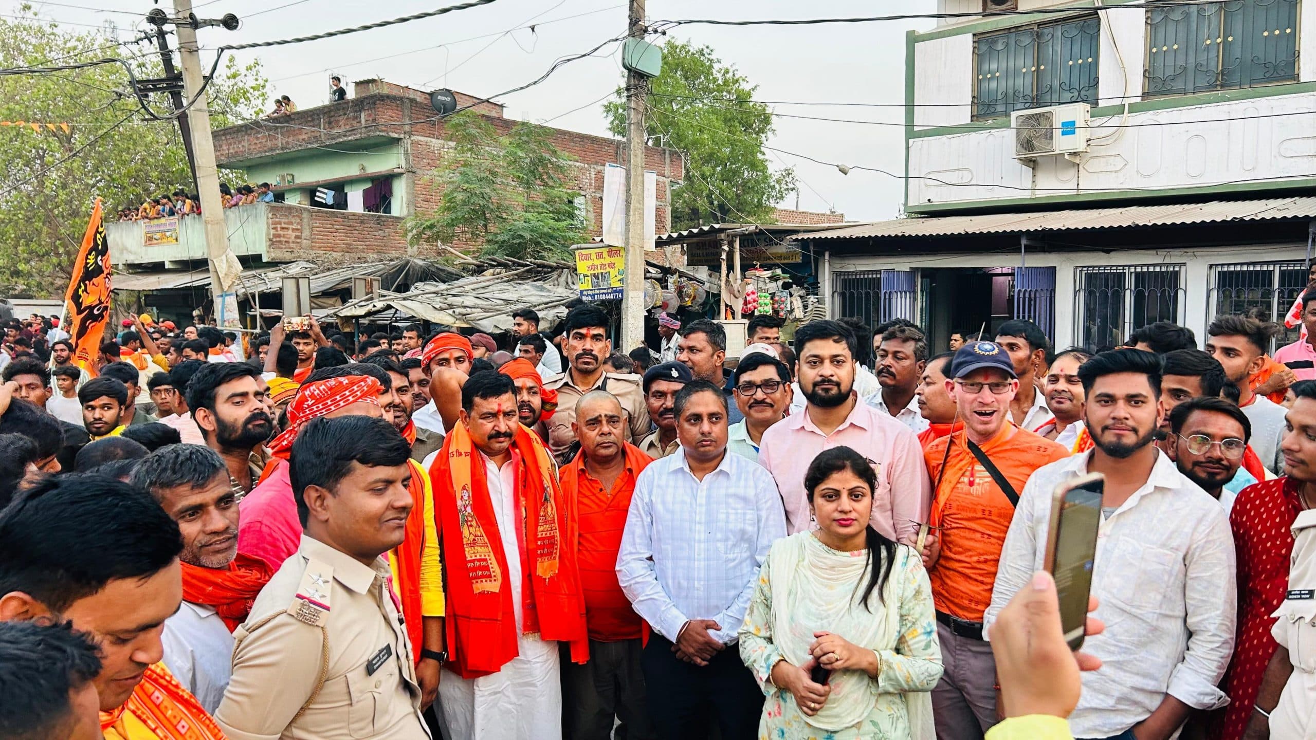 गुरारू में शांति व सद्भाव के साथ रामनवमी पर निकाला गया जुलूस