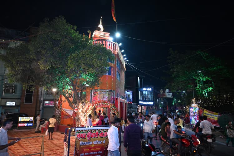 Deoghar News : बाबा नगरी में भगवान श्रीराम व बजरंगबली की आराधना, ध्वजारोहण से लेकर जुलूस तक में दिखा उल्लास