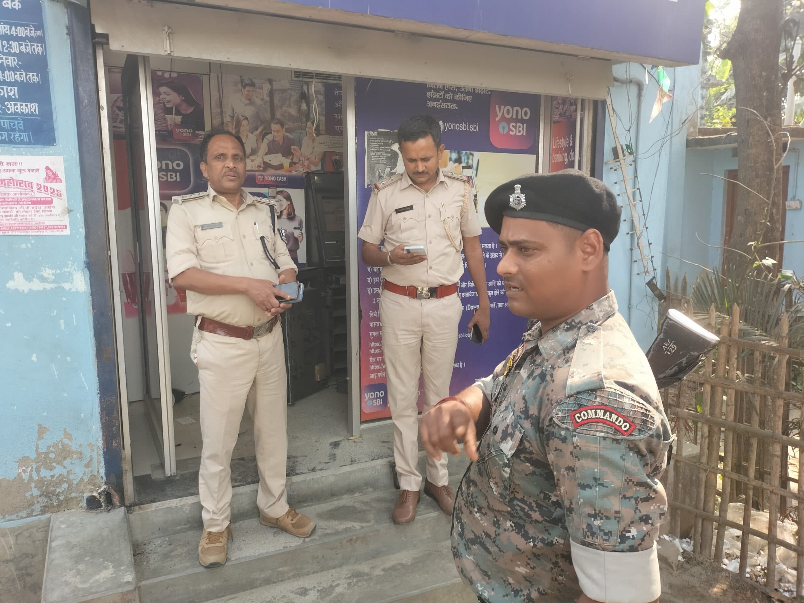 अज्ञात चोरों ने हाइटेक तरीके से एटीएम का शटर काटकर 13.30 लाख रुपये चुराया