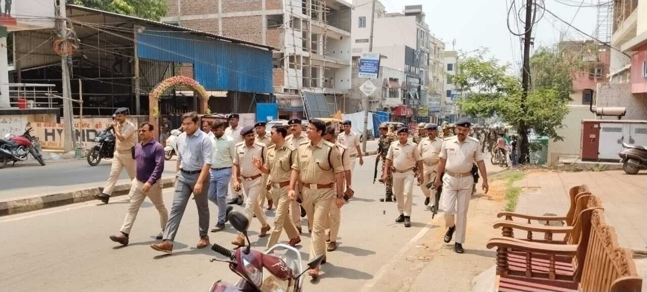 Jamshedpur news. मानगो क्षेत्र में एसएसपी, सिटी एसपी समेत प्रशासन व सीआरपीएफ ने किया फ्लैग मार्च, दी चेतावनी