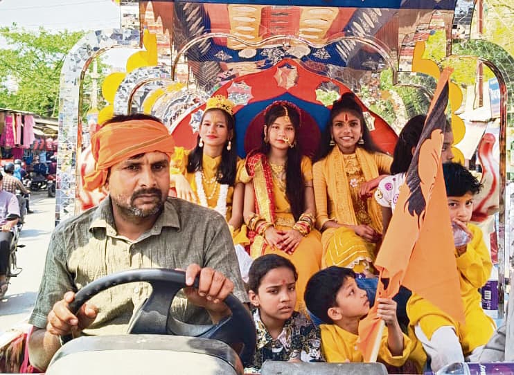 Gopalganj News : श्रीराम जन्मोत्सव पर निकली शोभायात्रा से राममय हुआ शहर, प्रतिमाओं को भव्य रथों पर सजा यात्रा में किया गया शामिल