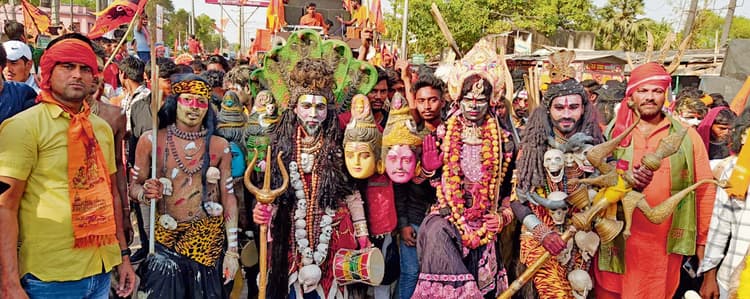 पीरो में निकली शोभायात्रा में हाथी, घोड़े और बाजे-गाजे के साथ शामिल हुए हजारों श्रद्धालु