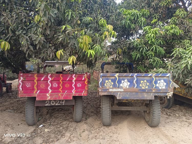 अवैध बालू लदे ट्रैक्टरों को पकड़ने गयी पुलिस को ग्रामीणों के विराेध का करना पड़ा सामना, हुआ पथराव