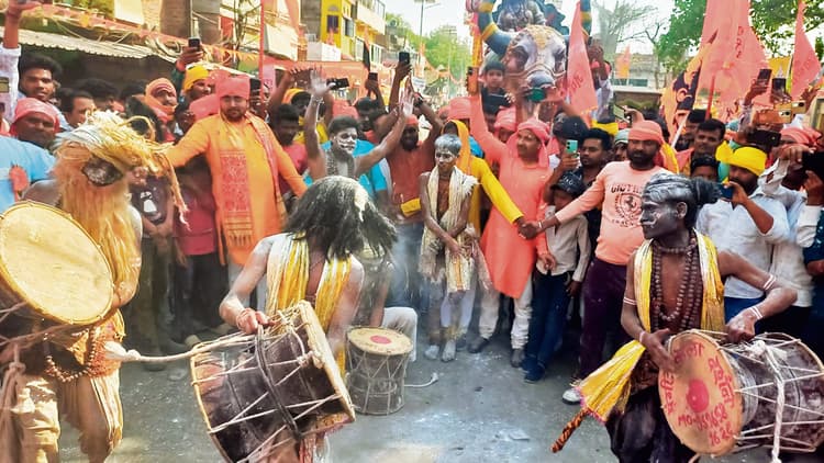 बिहिया नगर में वाराणसी के कलाकारों की झाकियां रहीं लोगों के लिए आकर्षण का केंद्र