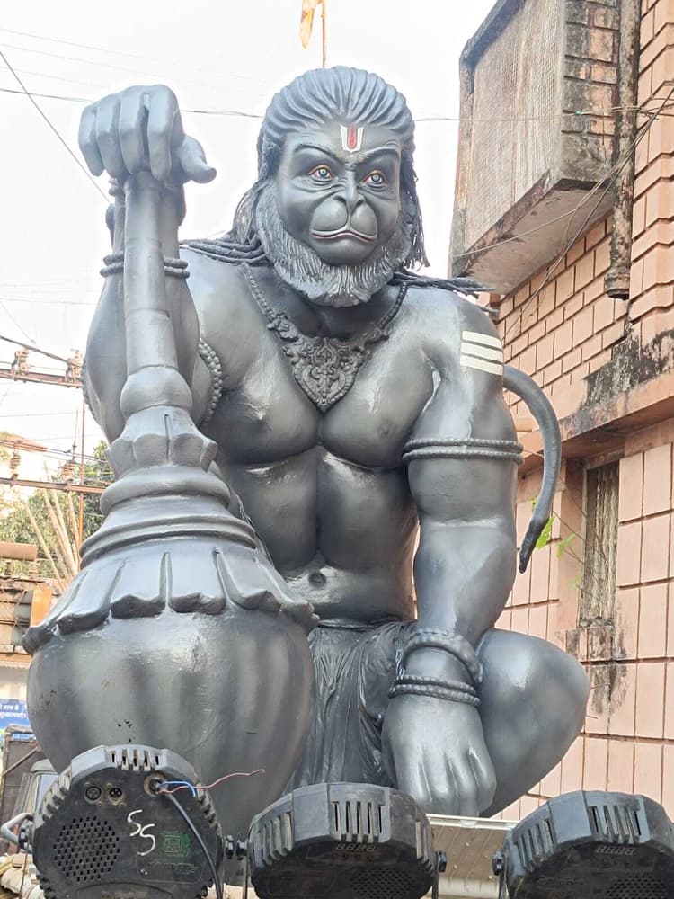 Giridih News :आकर्षण का केंद्र रही झांकी में शामिल बजरंगबली की प्रतिमा