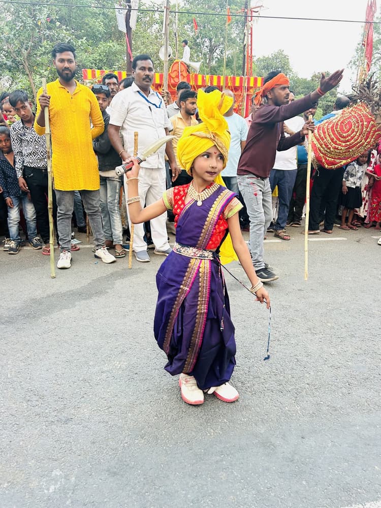 Giridih News :तिसरी में बच्चियों के कतरब पर मंत्रमुग्ध हुए लोग
