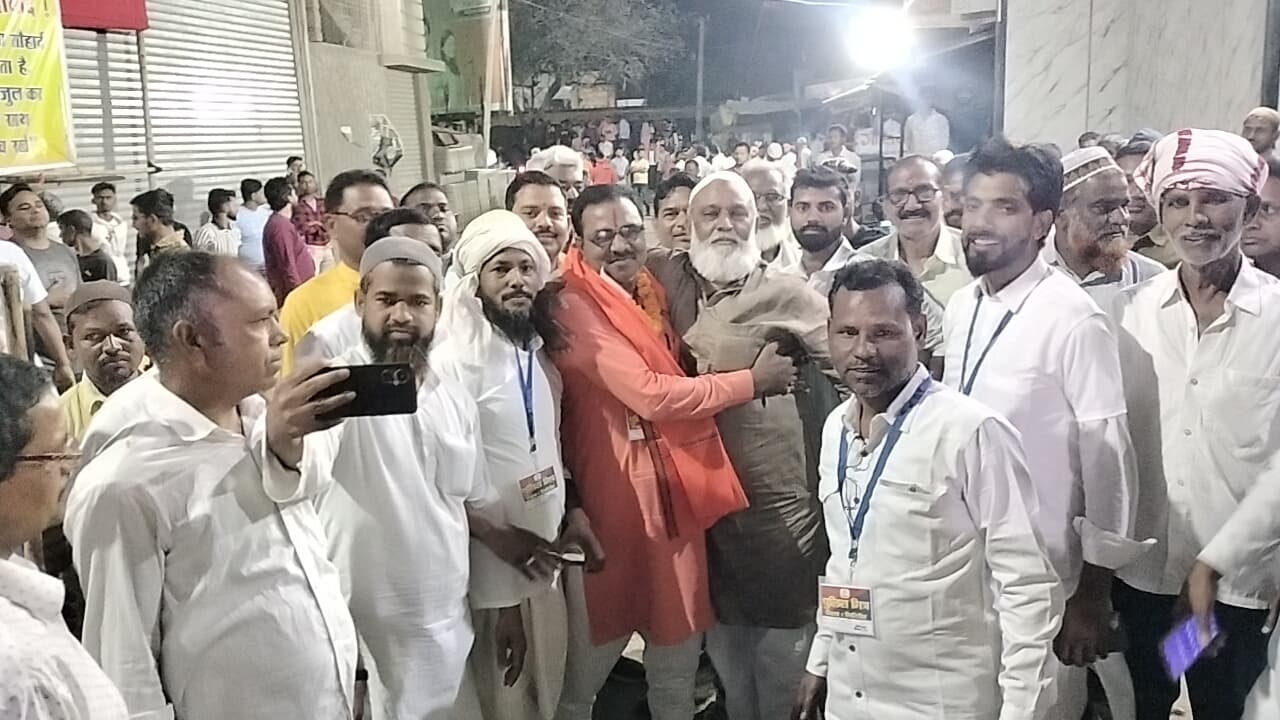 Giridih News :हिंदू-मुस्लिम ने मिलकर भांजीं लाठियां, एक-दूसरे को दी बधाई