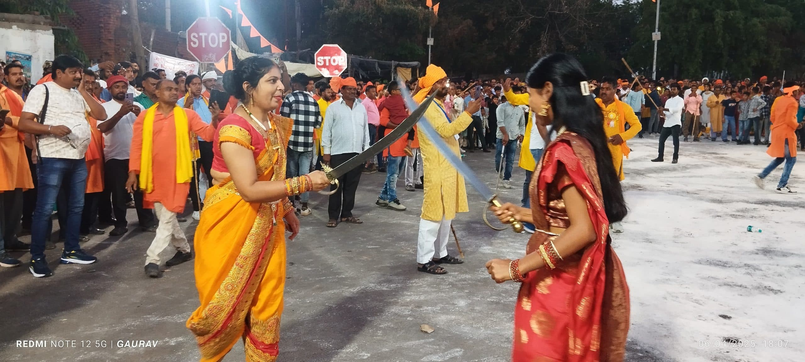 Giridih News :बगोदर में अंजुमन कमेटी ने राम भक्तों पर बरसाये फूल