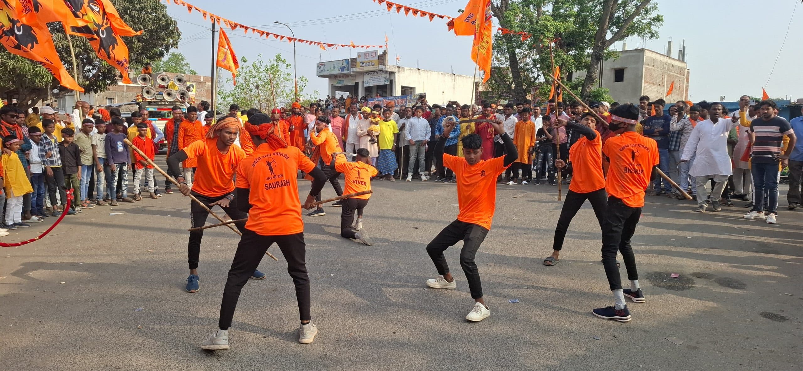 Giridih News :महावीरी झंडे के साथ निकली शोभा यात्रा