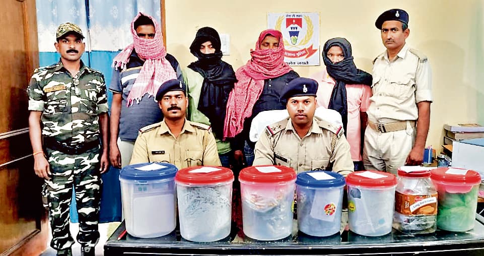 Ranchi News : 4.5 किलो गांजा के साथ सप्लायर व बेचने वाले तीन दुकानदार गिरफ्तार