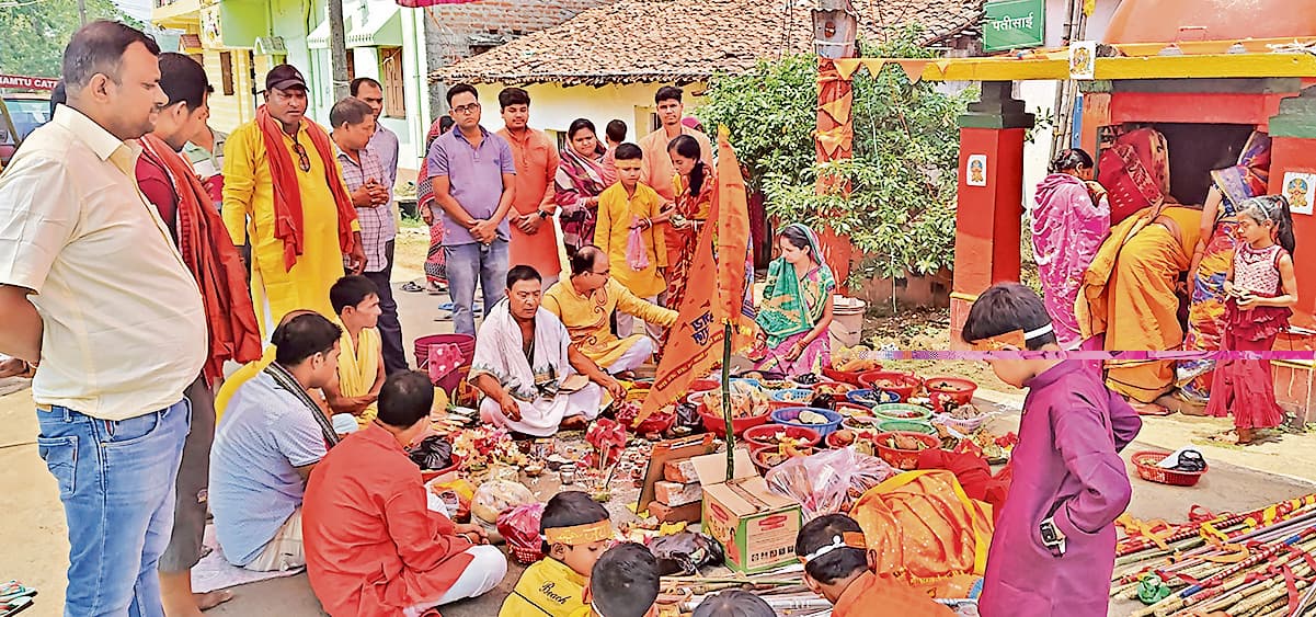 seraikela kharsawan news: महावीरी झंडों से पटा खरसावां, मंदिरों में गूंजे वैदिक मंत्रतलसाही, कुम्हारसाही, बुढ़ीतोपा समेत कई गांवों में भक्तों ने की पूजा-अर्चनाखरसावां. रामनवमी पर रविवार को खरसावां, कुचाई, बड़ाबांबो क्षेत्र के विभिन्न मंदिरों में बजरंगबली की पूजा-अर्चना की गयी. पुरोहितों ने वैदिक मंत्रोच्चार के साथ बजरंगबली की पूजा करते हुए पुष्पांजलि अर्पित की. साथ ही महावीरी झंडा लगाये गये. खरसावां के तलसाही, कुम्हारसाही, दितसाही, बेहरासाही, आमदा, बुरुडीह, हरिभंजा, बुढ़ीतोपा समेत विभिन्न क्षेत्रों में सुबह करीब 10 बजे रामनवमी की पूजा की गयी. जानकारी के अनुसार खरसावा-कुचाई के 50 से अधिक गांवों में बजरंगबली की पूजा की गयी. पूजा के बाद लोगों में प्रसाद का वितरण किया गया. इसके अलावे खरसावां के अधिकतर हिंदू घरों में भी महावीरी पताका लगाया गया. हनुमान वाटिका में उमड़ा जनसैलाब, 44 फीट ऊंची प्रतिमा के समक्ष आरती और हवनरामनवमी की शोभा यात्रा में पहुंचे लोग खरसावां के तलसाही स्थित हनुमान वाटिका में जुटे. यहां 44 फीट ऊंची बजरंगबली की प्रतिमा के समक्ष पूजा की. साथ ही हवन पूजन कर आरती उतारी गयी. रामनवमी पर हनुमान वाटिका को भी आकर्षक ढंग से सजाया गया था. इधर रामनवमी जुलूस को लेकर पूरा खरसावां भगवामय नजर आया. जगह-जगह पर महावीरी झंडा व भगवा रंग के पताके लगाये गये थे. राम मंदिर में हुई मर्यादा पुरुषोत्तम की पूजाखरसावां, हरिभंजा समेत विभिन्न राम मंदिरों में मर्यादा पुरुषोत्तम श्रीराम की पूजा की गयी. वैदिक मंत्रोच्चार के साथ पूजा कर लोगों में प्रसाद का वितरण किया गया. मौके पर राम सीता की आरती भी उतारी गयी.महावीरी झंडों से पटा खरसावां, मंदिरों में गूंजे वैदिक मंत्र
