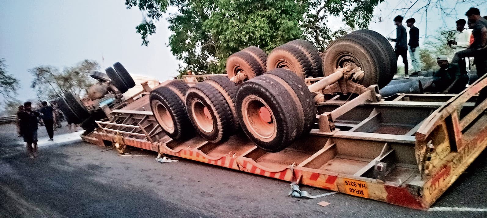 seraikela kharsawan news: नेकराकोचा मोड़ पर पलटा ट्रेलर, चालक घायल, गाड़ी में लगी आग