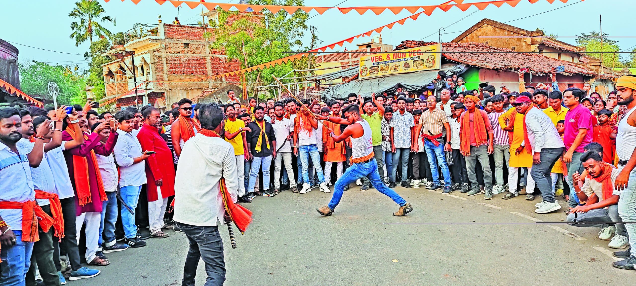 seraikela kharsawan news: खरसावां में निकली रामनवमी शोभायात्रा, जय श्रीराम के नारों से गूंजा नगर