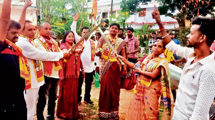 east singhbhum news: धालभूमगढ़ में निकला रामनवमी का अखाड़ा जुलूस