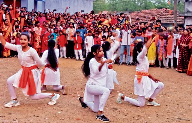 मुसाबनी में रामनवमी जुलूस में उमड़ा जनसैलाब, बालिकाओं ने मन मोहा