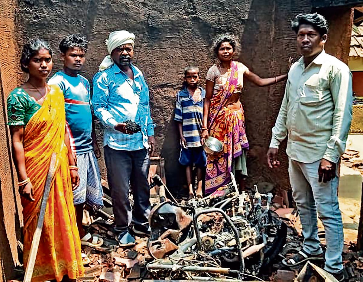 east singhbhum news: डुमरिया में आग से घर, बाइक व लाखों के सामान खाक