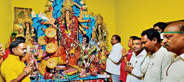 east singhbhum news: मां बासंती के दरबार में झुके शीश, सुख-शांति व समृद्धि मांगी