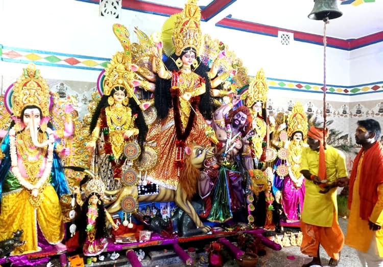 नम आंखों से दी गयी मां दुर्गा को विदाई