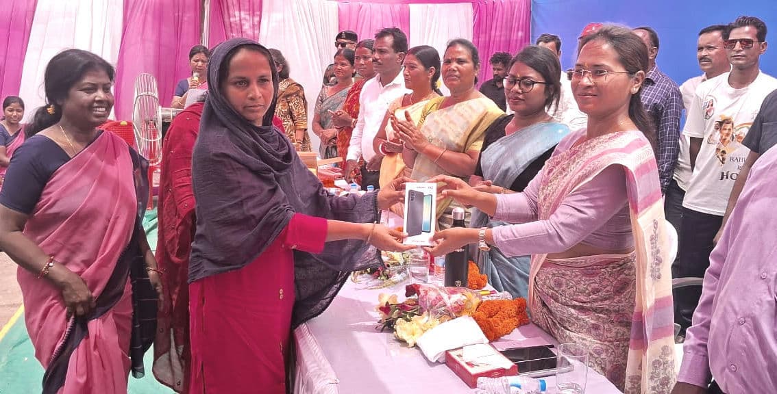 कृषि मंत्री ने 322 आंगनबाड़ी सेविकाओं के बीच बांटे स्मार्ट फोन