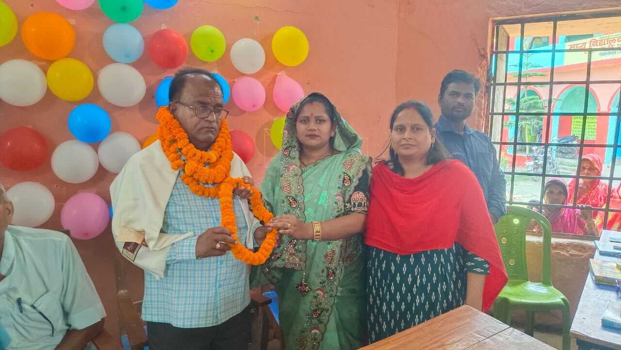 सेवानिवृति के बाद वरीय शिक्षक को दी गयी विदाई